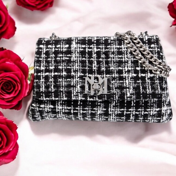 Handbags - Badgley Mischka Textured Black
& White Plaid Tweed
Messenger Bag 🖤🤍
